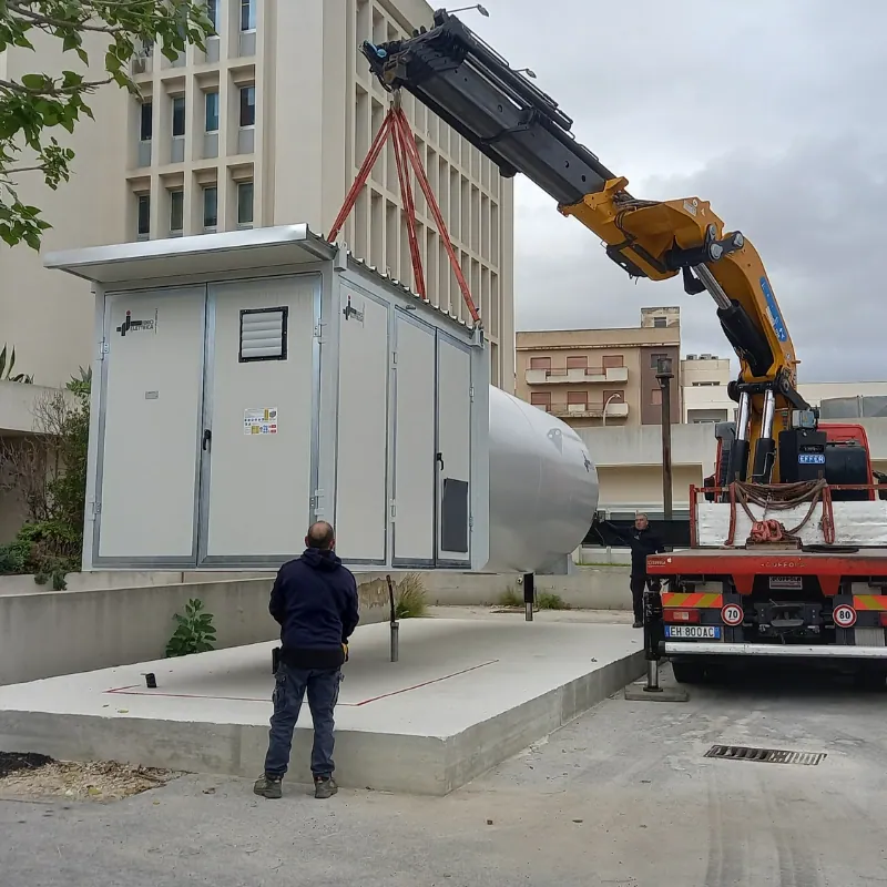Posa con autogru del locale prefabbricato del gruppo pompe e della vasca di accumulo