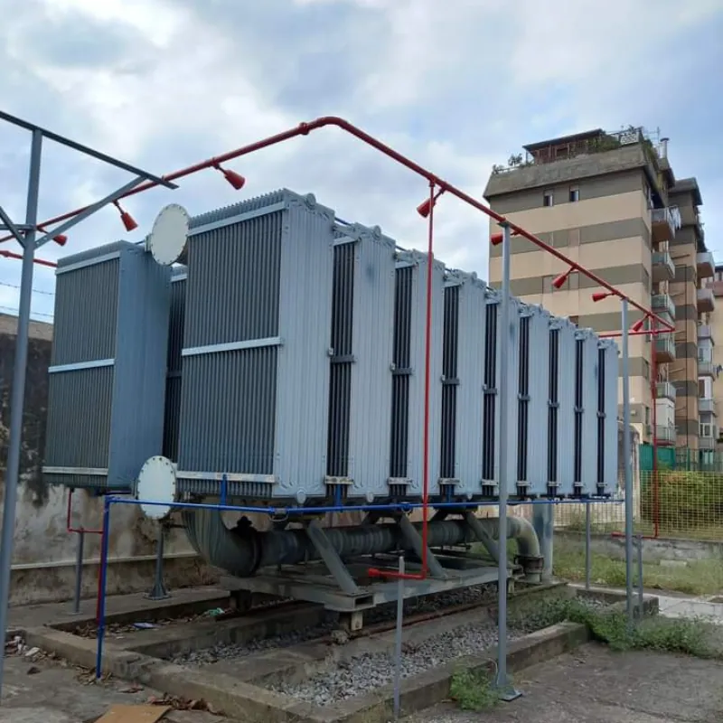 Trasformatori elettrici protetti da una rete di tubazioni con ugelli erogatori